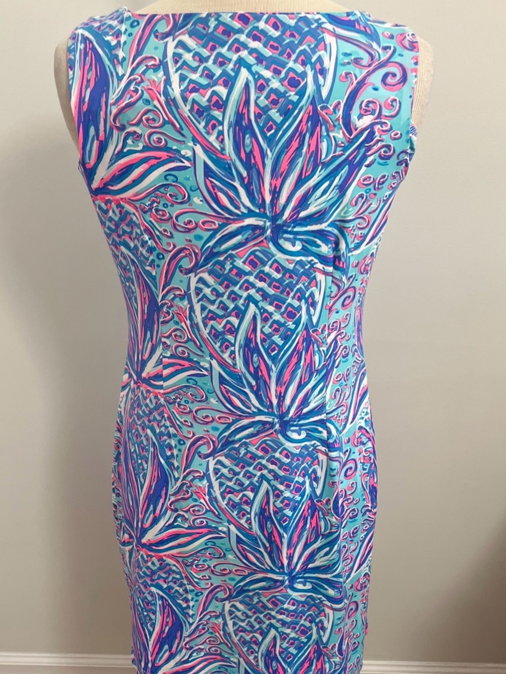 Lulu-B Pineapple Sleeveless Jersey Shift Dress - Picture 3 of 6